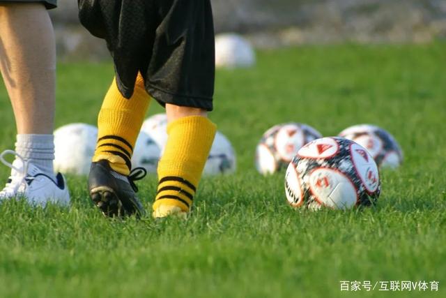 许嵩与小14岁新娘冯禧的婚礼现场照片揭晓，手牵手洋溢甜蜜笑容